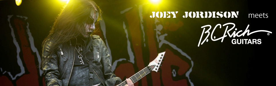B.C.RichとJoey Jordisonが遂にタッグを組んだ！Murderdollsのギタリストとしても活動を行うジョーイが手にするのはBlood SplatterフィニッシュのWarlock